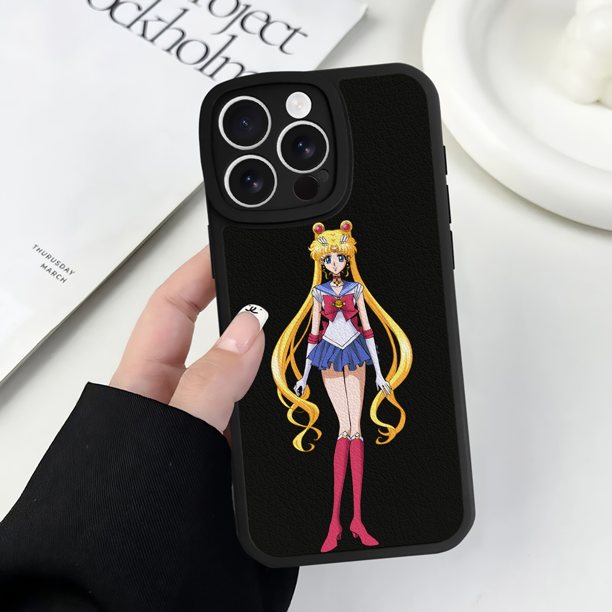 （画像用） 美少女戦士セーラームーン 月野 うさぎ つきの うさぎ Sailor Moon Tsukino Usagi 【iPhone 16シリーズ対応】シリコンスマホケース（レザー調） 材質：シリコン